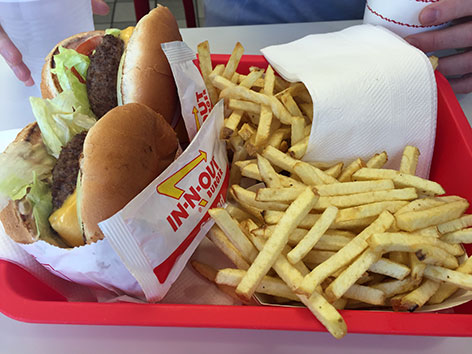 In n Out Burger mit Pommes