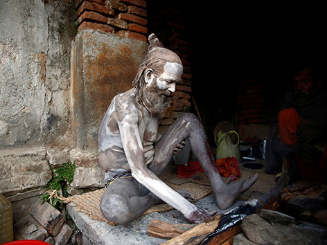 Ein Sadhu - ein heiliger Hindu-Gläubiger mit aschegefärbter Haut