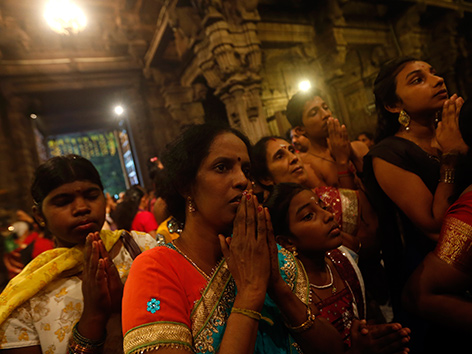 Betende Gläubige Fraeun und junge Männer in einem Hindu-Tempel