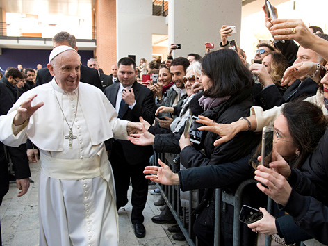 Papst Franziskus begrüßt einige Fans