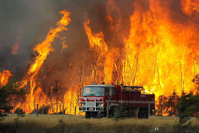 Australien: Feuerwehr versucht ein Buschfeuer zu kontrollieren