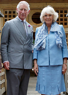 Prinz Charles und Ehefrau Camilla lachen