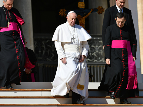 Papst Franziskus mit zwei Kardinälen