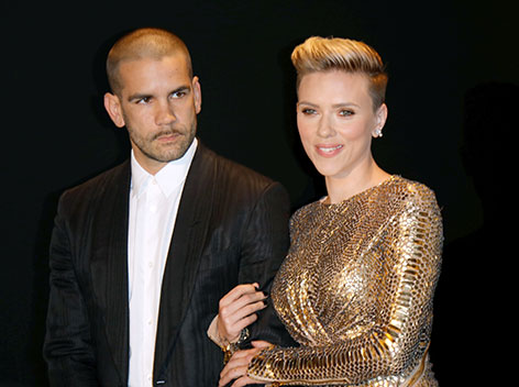 Scarlett Johansson und  Romain Dauriac lächeln