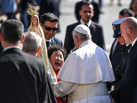 Papst Franziskus segnet auf dem Petersplatz eine Marienstatue aus China