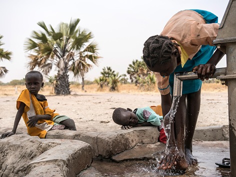 Kinder an einer Wasserpumpe nahe Aweil, Südsudan