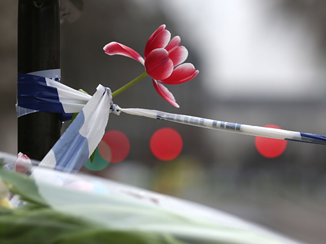 Eine Blume an der Absperrung zum Schauplatz des Terroranschlags auf der Westminster-Brücke, London