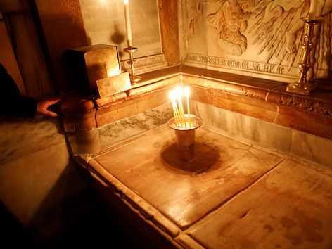 Das vermutete Grab Jesu in der Grabeskirche in Jerusalem