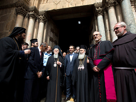 Christliche Kirchenwürdenträger und der griechische Ministerpräsident Alexis Tsipras (Mitte) bei der Neueinweihung der Grabeskirche in Jerusalem