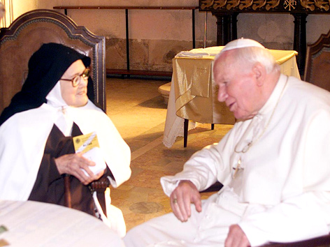 Lucia dos Santos mit Papst Johannes Paul II.