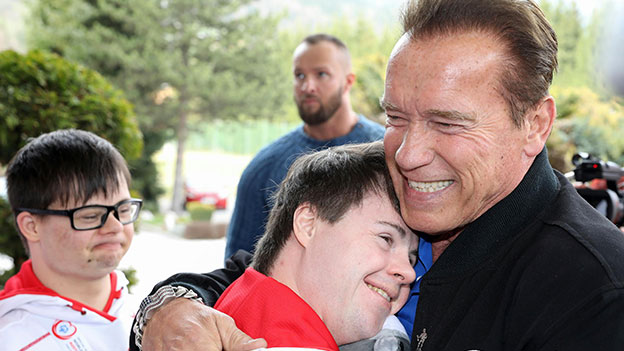 Arnold Schwarzenegger mit Special-Olympics-Athleten