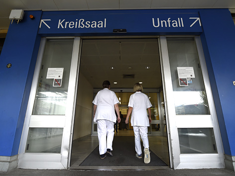 Zwei Krankenhausangestellte betreten ein Spital in Niederösterreich