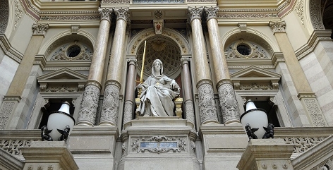 Statue der Justitia im Justizpalast