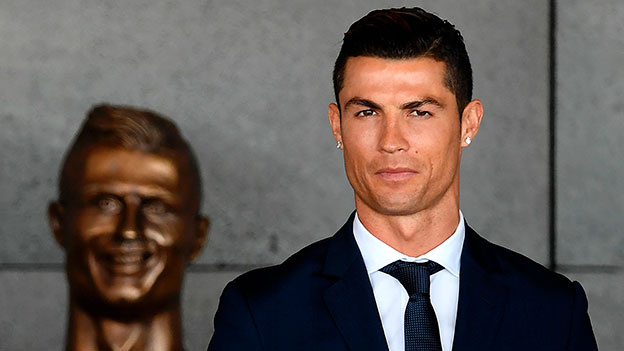 Cristiano Ronaldo neben ein Büste