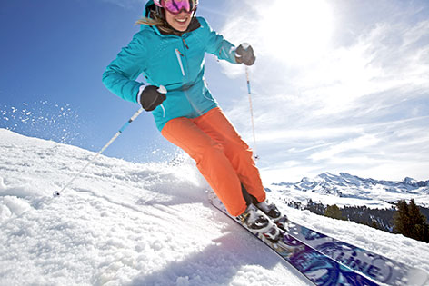 Junge Frau beim Skifahren