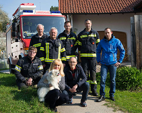 Feuerwehr "angelte" Hündin aus Wasserrohr in Oberösterreich