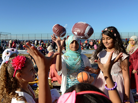 Muslimische Mädchen auf einem Spielplatz in New York