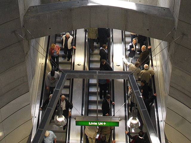 Drei Rolltreppen in der U4-Station am Wiener Schottenring