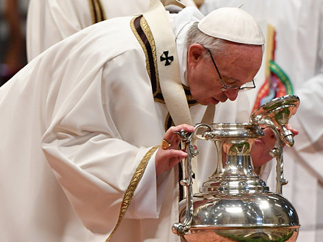 Papst Franziskus bläst in ein Gefäß mit geweihtem Öl während der Chrisammesse am Gründonnerstag 2017
