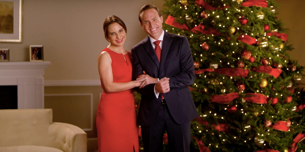 Präsidenten-Ehepaar vor Weihnachtsbaum, klassisches Pressefoto