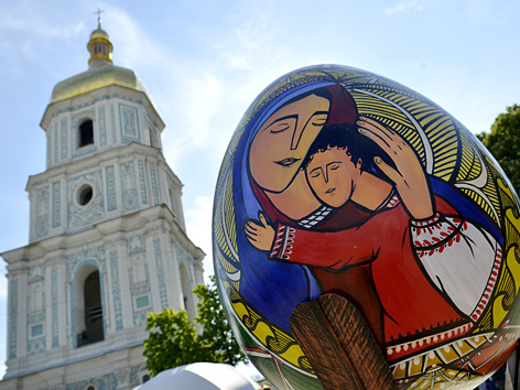 Traditionelles orthodoxes "Pysanka"-Osterei vor der Sankt-Sophiya-Kathedrale in Kiew, Ukraine