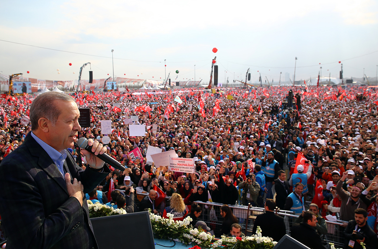 Erdogan vor einer riesigen Menge seiner AnhängerInnen