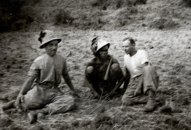 Andrä Ralser (links) und ein italienischer Kamerad lassen sich gemeinsam mit einem Abessinier ablichten