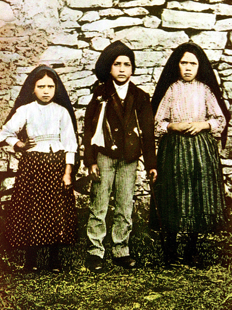 Jacinta Marto (li.), Francisco Marto (Mitte) und Lucia dos Santos