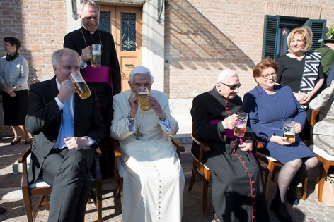 Joseph Ratzinger mit seinem Bruder und Gästen beim Biertrinken
