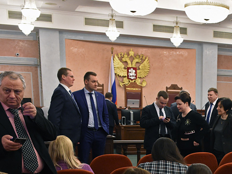 Zeugen Jehovas beim Warten auf die Verhandlung in Moskau, Russland