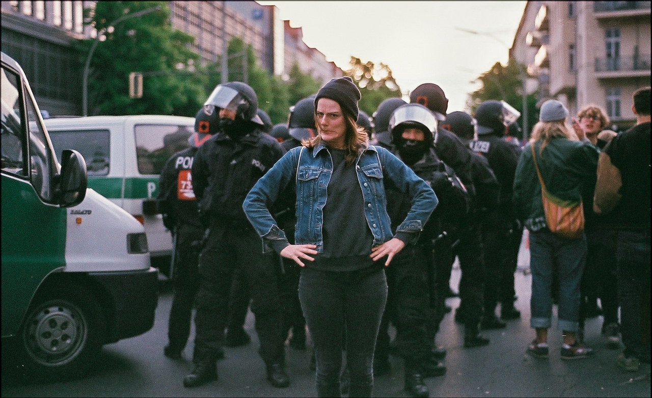 1.Mai.2014, Demonstration in Kreuzberg, junges Mädchen posiert vor der Polizei