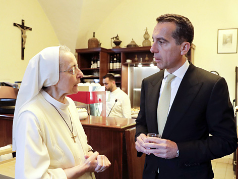 Bundeskanzler Christian Kern (re.) im österreichischen Hospiz in Jerusalem im Gespräch mit einer Ordensfrau