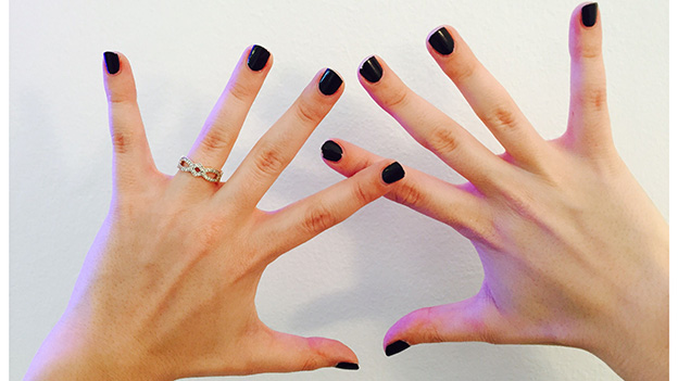 Fingermodel Martina präsentiert ihre schönen Hände