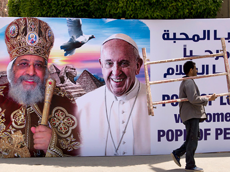 Plakat in Kairo vor dem Papst-Besuch