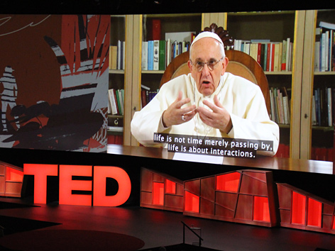 Papst Franziskus spricht im Rahmen einer TED-Konferenz