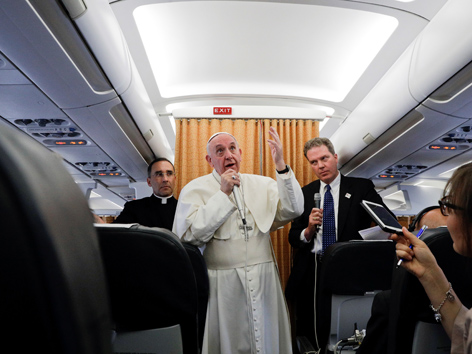 Papst Pressekonferenz Flugzeug