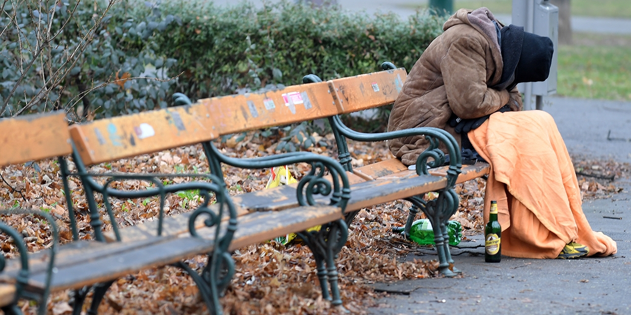 Ein Obdachloser Mensch im Wiener Stadtpark