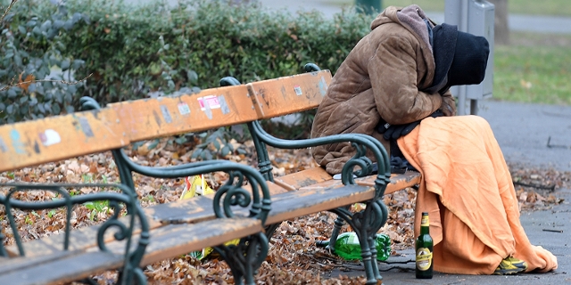 Ein Obdachloser Mensch im Wiener Stadtpark