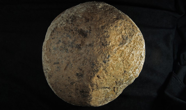 An der Fundstätte gefundener Gesteinsbrocken, der laut Forschern als Schlagstein verwendet wurde