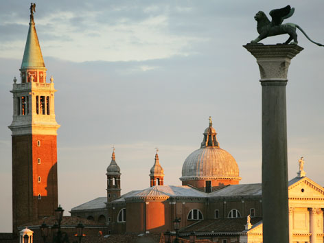Blick auf Kirchen in Venedig