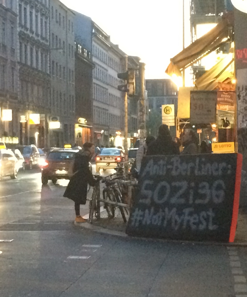Kreuzberger Straßen im Jahr 2017, Anti-Myfest Plakate auf der Straße