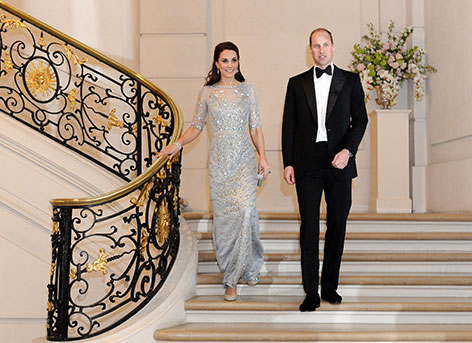 Herzogin Kate und Prinz William in Abendkleidung auf einer Treppe