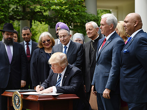 US-Präsident Donald Trump unterzeichnet ein Dekret zum Schutz der Religionsfreiheit in Anwesenheit von religiösen Vertretern - etwa Washingtoner Kardinal Donald Wuerl und Kardinal Daniel DiNardo