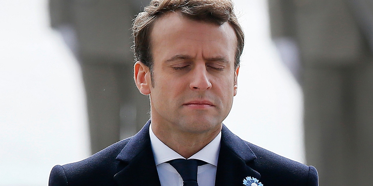 Emmanuel Macron mit geschlossenen Augen