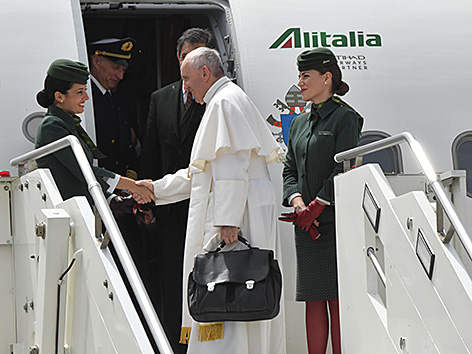 Papst Franziskus steigt ins Flugzeug nach Portugal, auf dem Weg nach Fatima