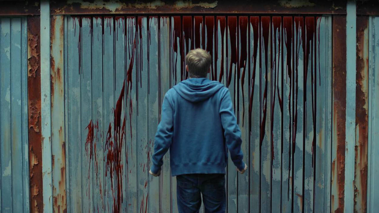 Szene aus der Serie "The Break": ein Freund des Ermordeten starrt auf eine blutige Wand