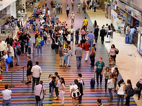 Menschen am Flughafen in Caracas