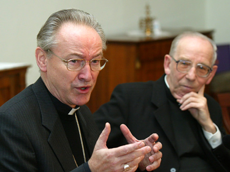 Der Salzburger Altbischof Alois Kothgasser im Jahr 2002 mit Vorgänger Georg Eder