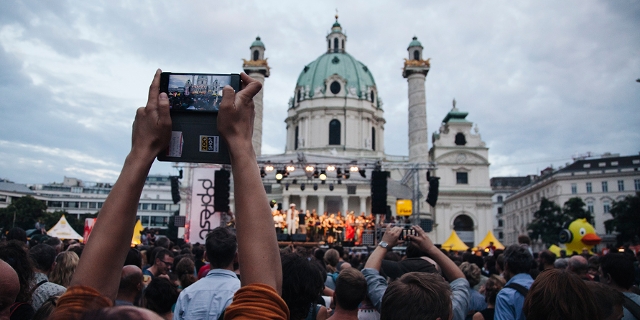 Publikum vor der Seebühne am Karlsplatz au dem Jahr 2016