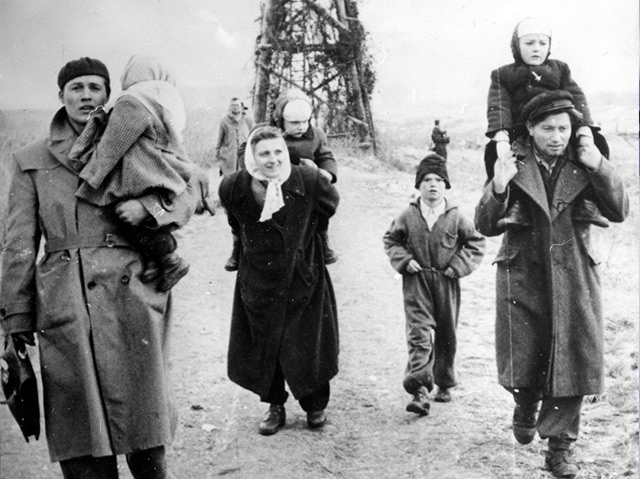 Ungarische Flüchtlinge an der Grenze zu Österreich am 22. November 1956